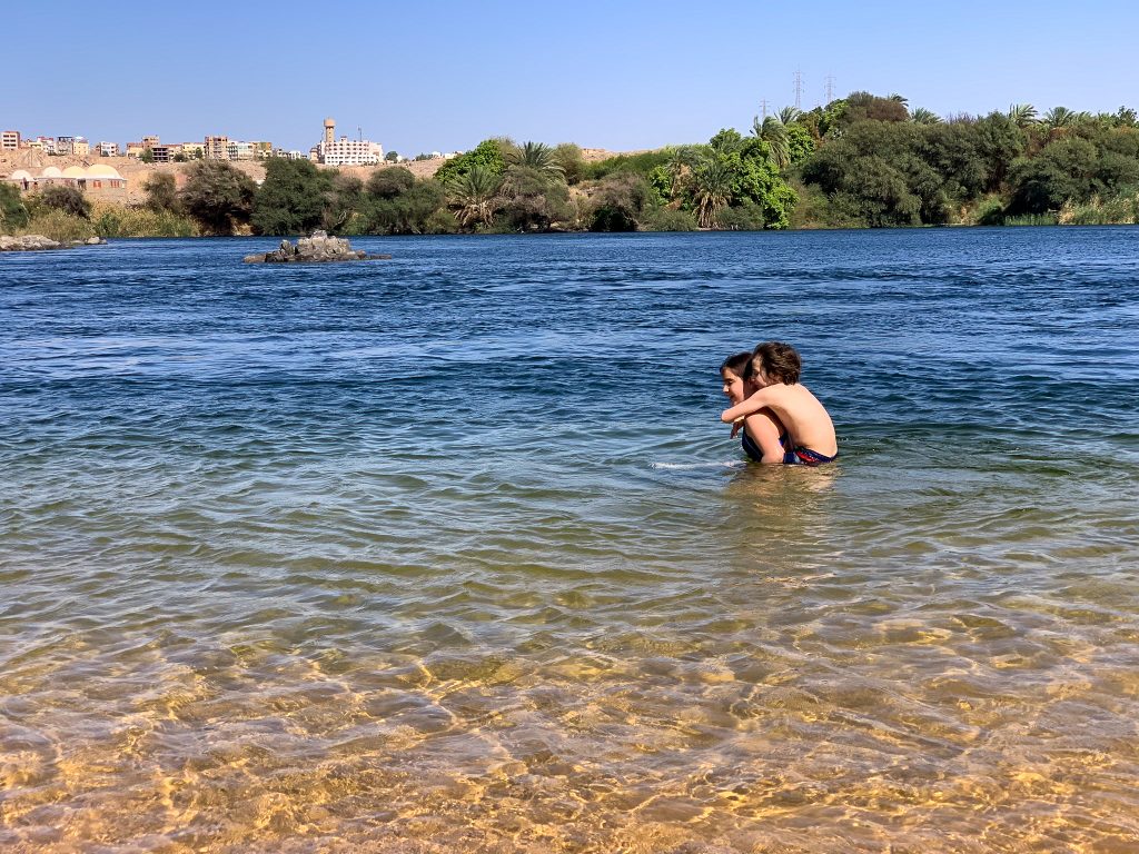 se baigner dans le fleuve nil en égypte