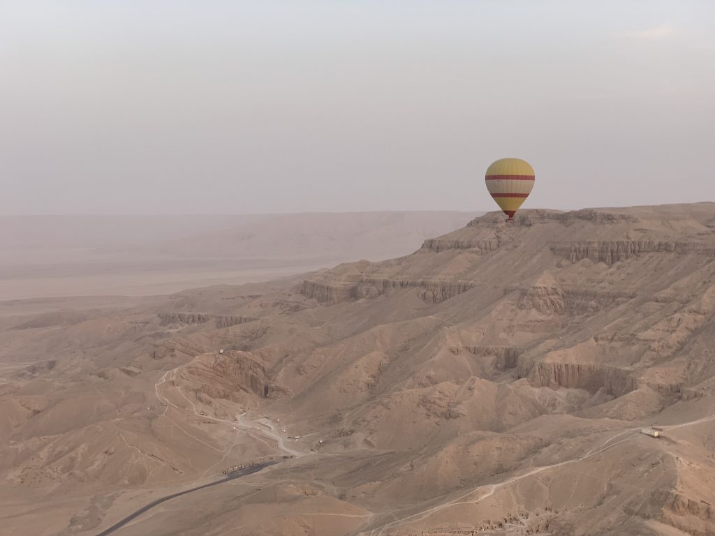 Montgolfière au-dessus de la Vallée des rois en Égypte